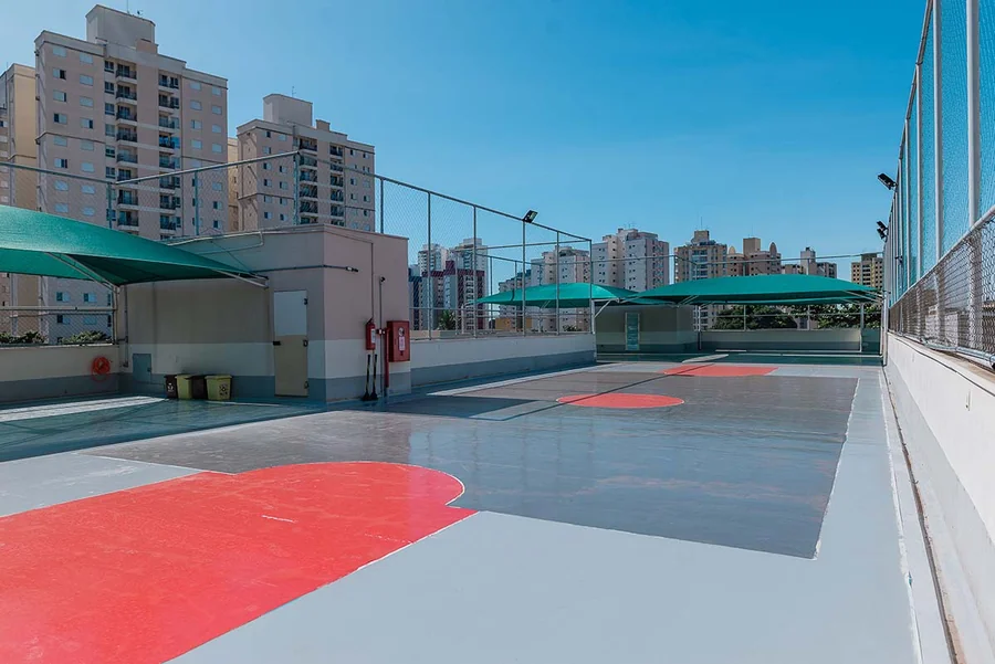 Quadra descoberta da unidade Múltiplo, com piso pintado e vista da cidade