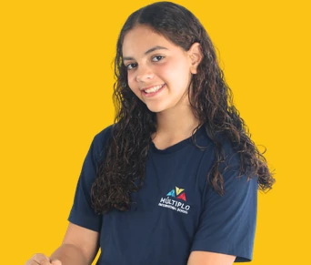 Aluna do Fundamental Anos Finais do Múltiplo de uniforme, sorrindo, sobre fundo amarelo