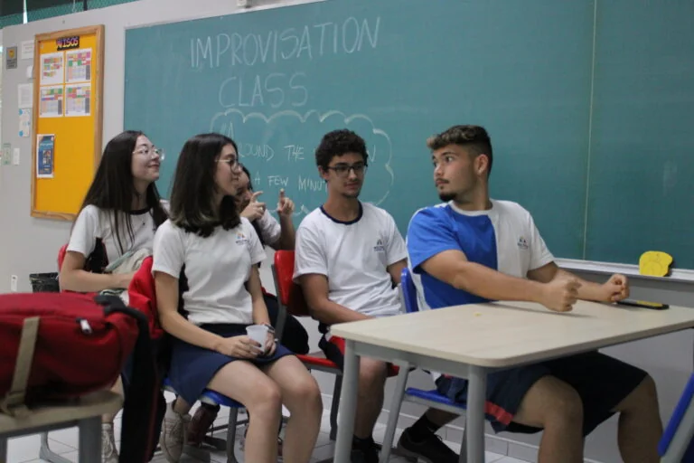 Alunos do Ensino Médio do Múltiplo numa aula de improvisação, com o tema escrito na lousa