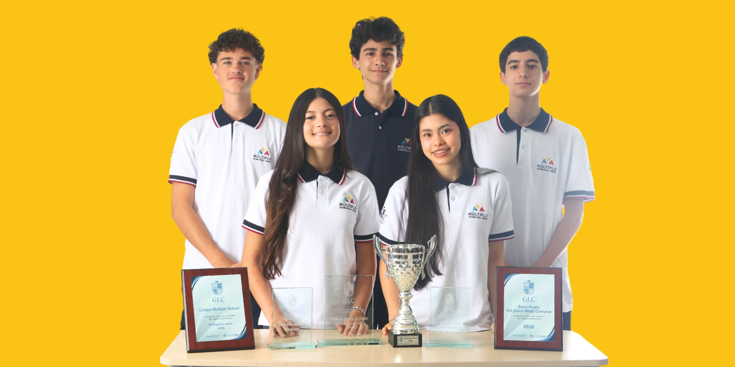 Cinco alunos do Ensino Médio do Múltiplo com troféu e placas de premiação, sobre fundo amarelo