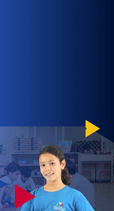 Aluna do Fundamental Anos Finais do Múltiplo International School de uniforme, com as mãos na cintura, numa sala de aula com colegas ao fundo