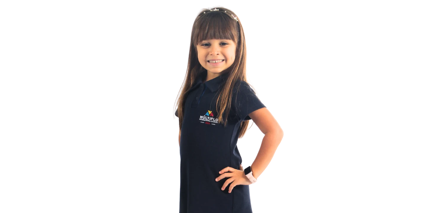 Aluna da Educação Infantil do Múltiplo, de uniforme