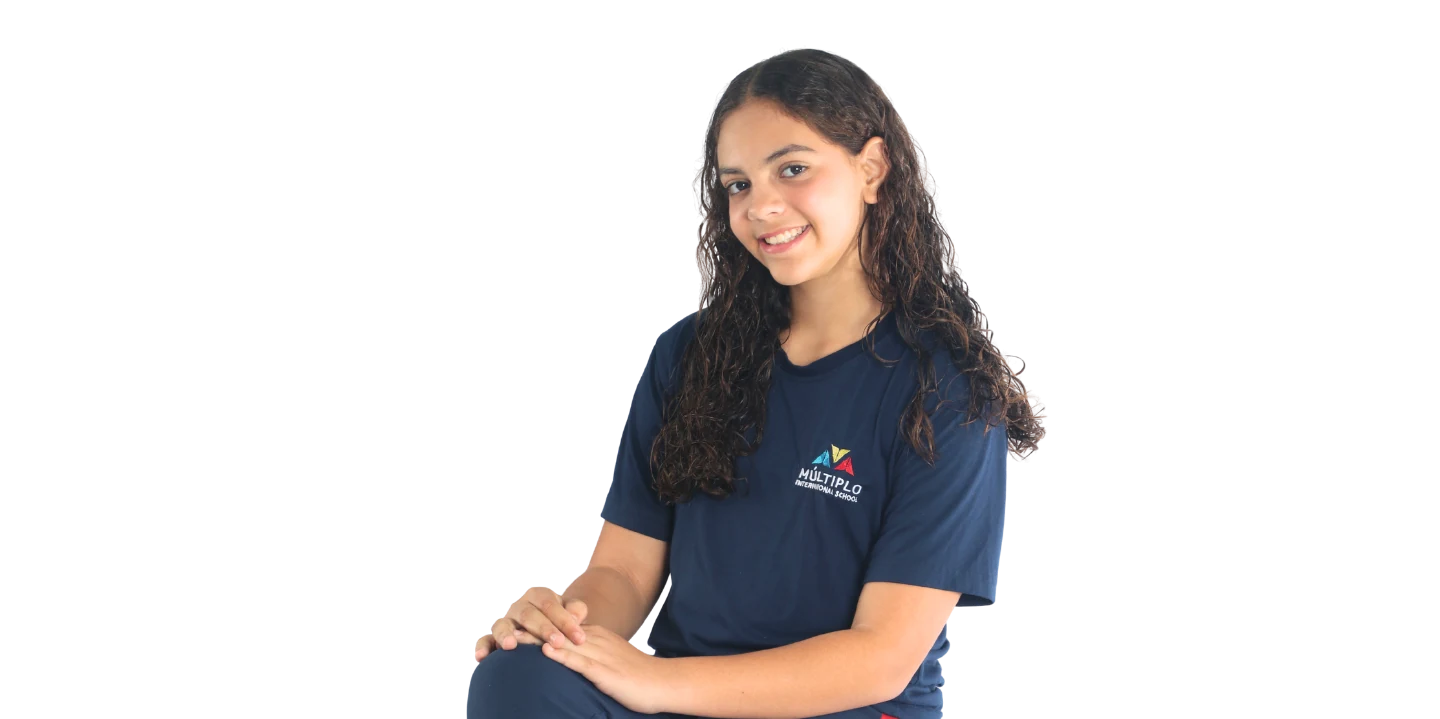 Aluna do Múltiplo sorrindo, de uniforme