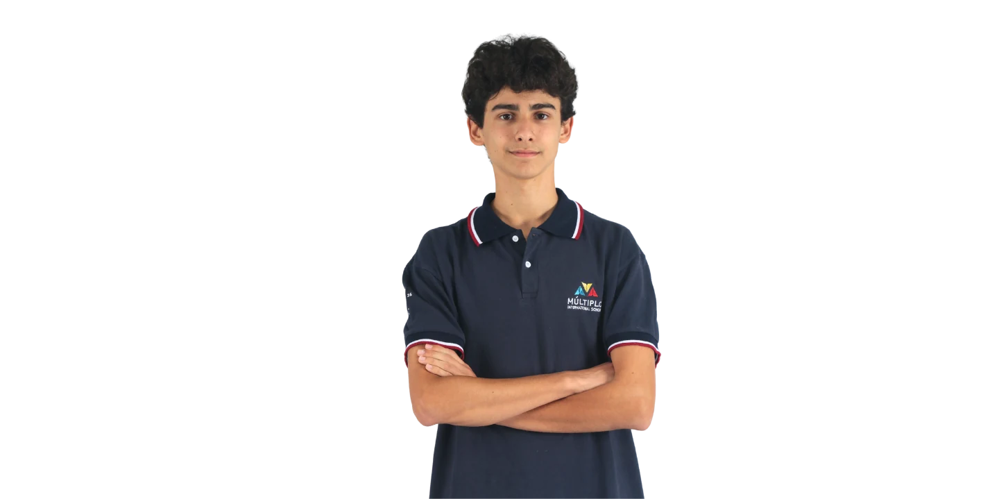 Aluno do Ensino Médio do Múltiplo, de braços cruzados