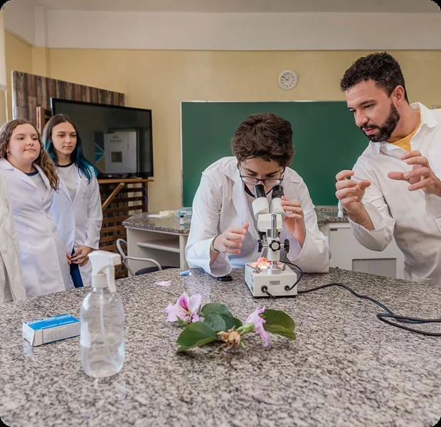 Aula de laboratório de ciências no Múltiplo