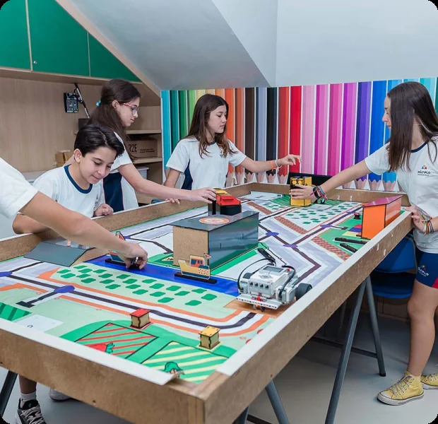 Alunos do Múltiplo em aula de robótica
